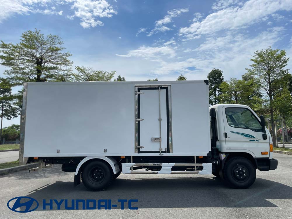 Xe tải 7 tấn Hyundai Mighty 110sp thùng kín Composite